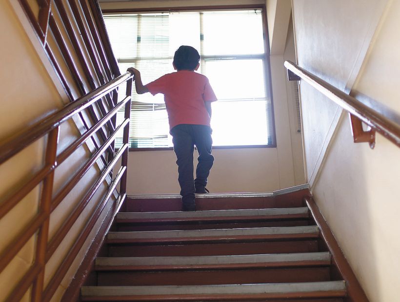 Hombre lanza por la escalera a su hijastro de seis años en Copiapó