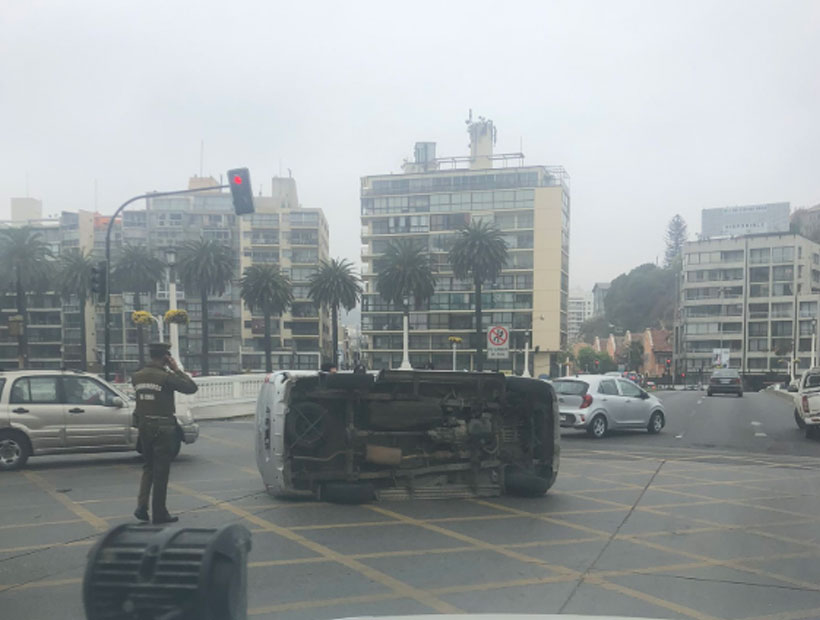 Viña del Mar: Auto volcó luego de un choque en Puente Casino