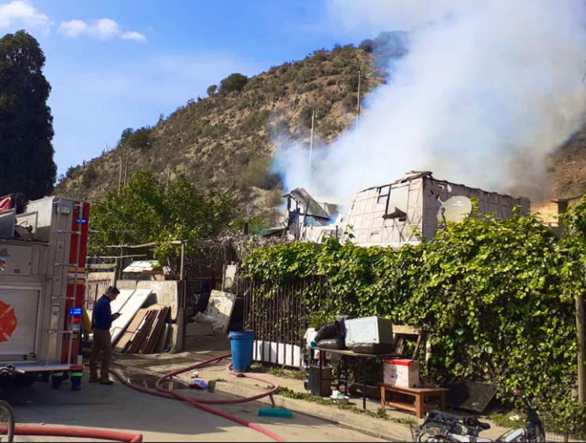 Viña del Mar: Incendio destruyó casa en El Salto