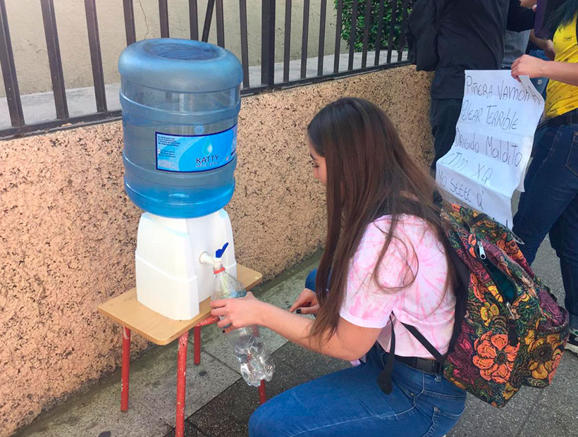 Vecinos instalaron un bidón para los manifestantes en l acalle Libertad