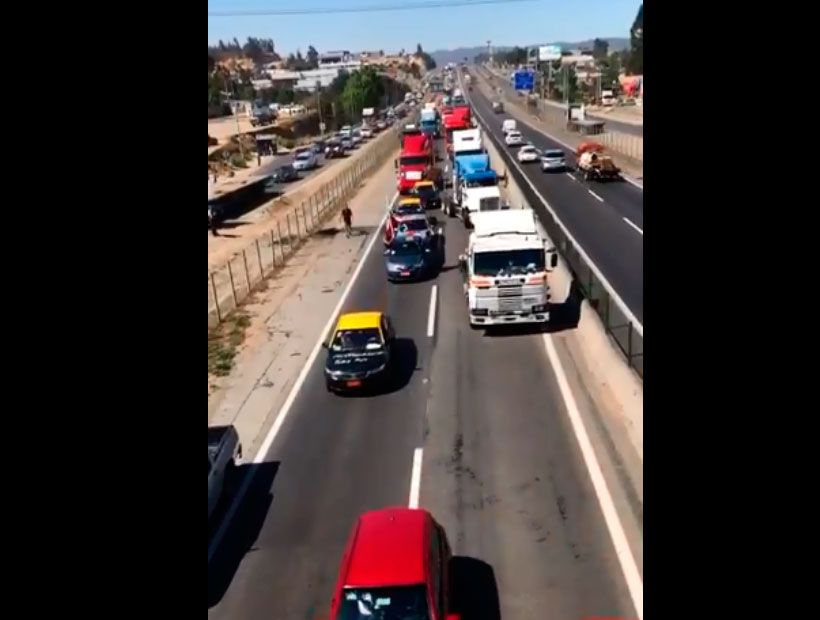 Valparaíso: Camioneros y taxistas viajan en caravana en el transcurso de las demandas contra el TAG