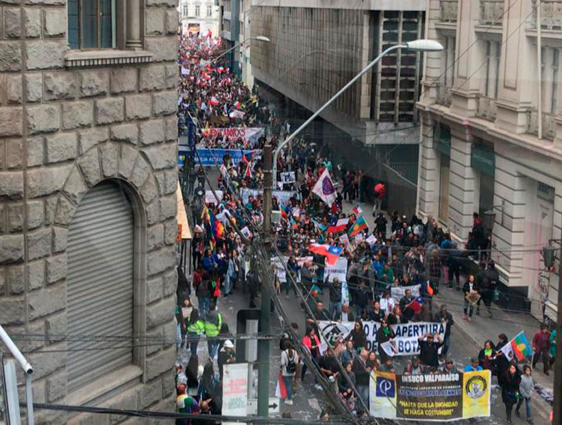 Valparaíso: marcha masiva se desarrolla en la región