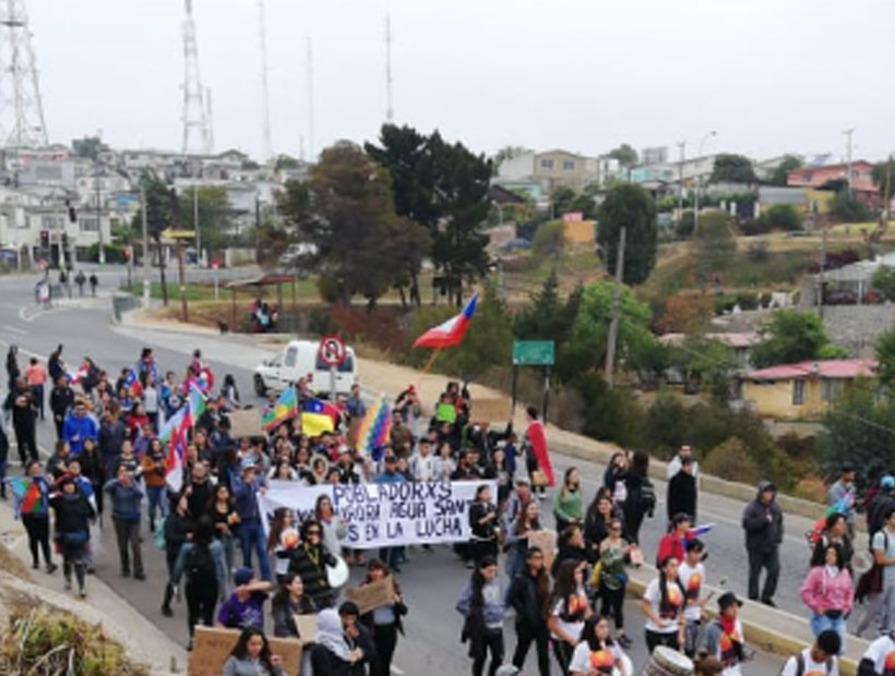 Viña del Mar: personas marchan pacíficamente desde los cerros hasta el centro