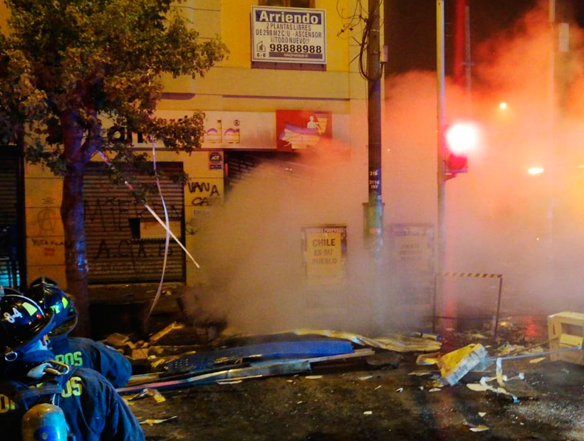 Valparaíso: Incendio consume farmacia Ahumada ubicada en la avenida Pedro Montt