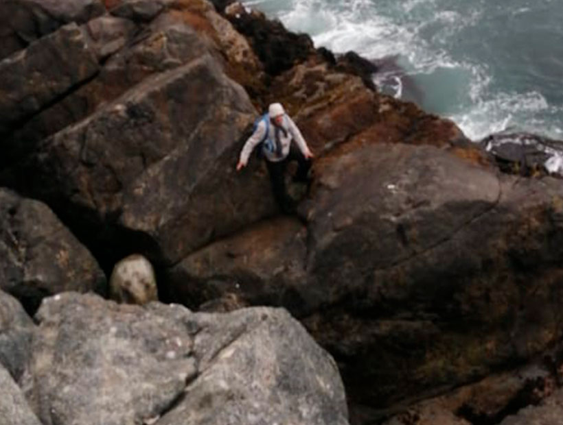 Un hombre es rescatado en los roqueríos del sector Faro Punta Ángeles