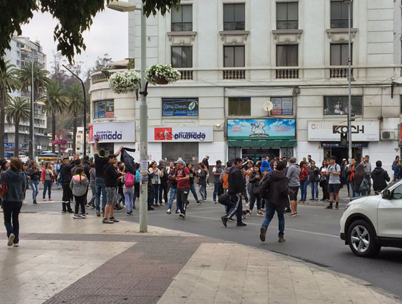 Valparaiso: Vendedores ambulantes se manifiestan en la calle