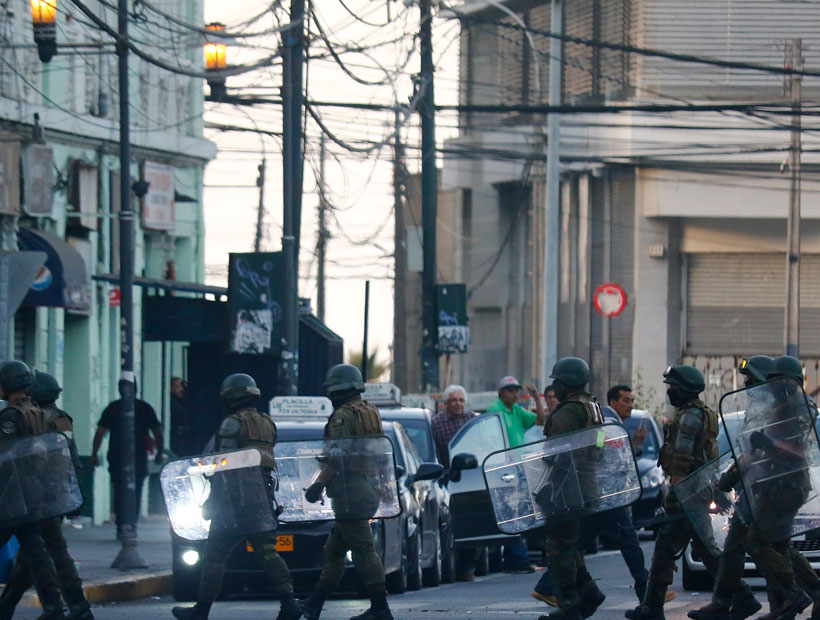 Valparaíso: 4 personas detenidas y 16 carabineros quedaron lesionados luego de enfrentamientos