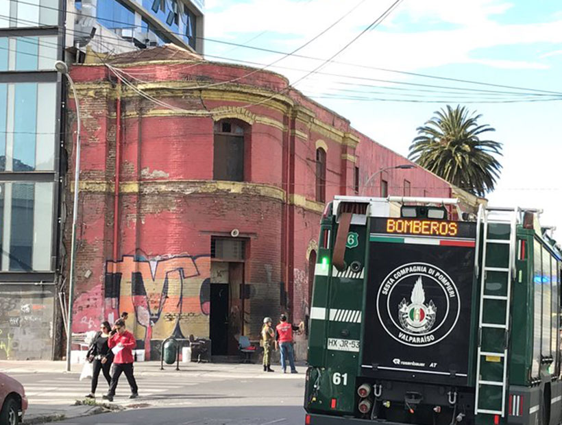 Valparaíso: Un cigarro mal apagado originó incendio en una edificio abandonado