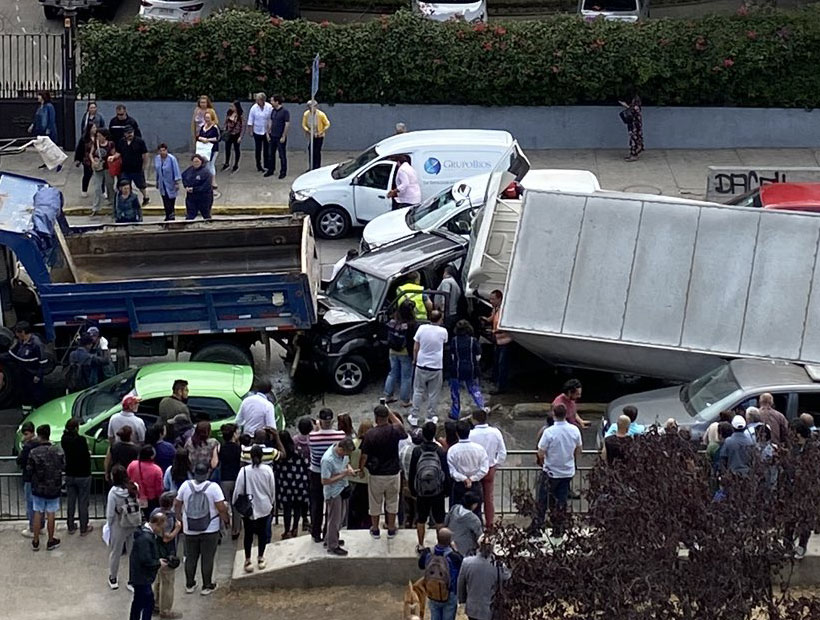 Valparaíso: Camión chocó con camioneta en la av. Argentina