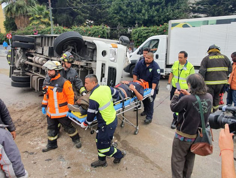 Valparaíso: Un camión volcó en la bajada Santos Ossa