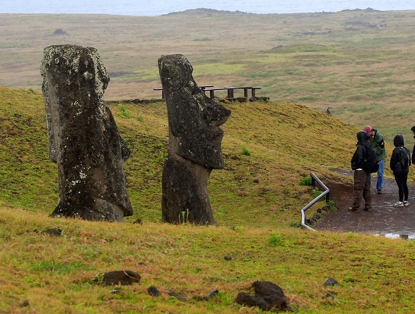 Autoridades rechazaron el actuar de turista abrazó un moai en Isla de Pascua