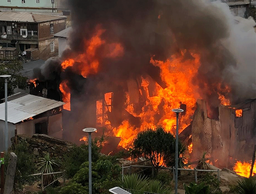 Valparaíso: 25 damnificados dejó incendio en cuatro casas del cerro Larraín