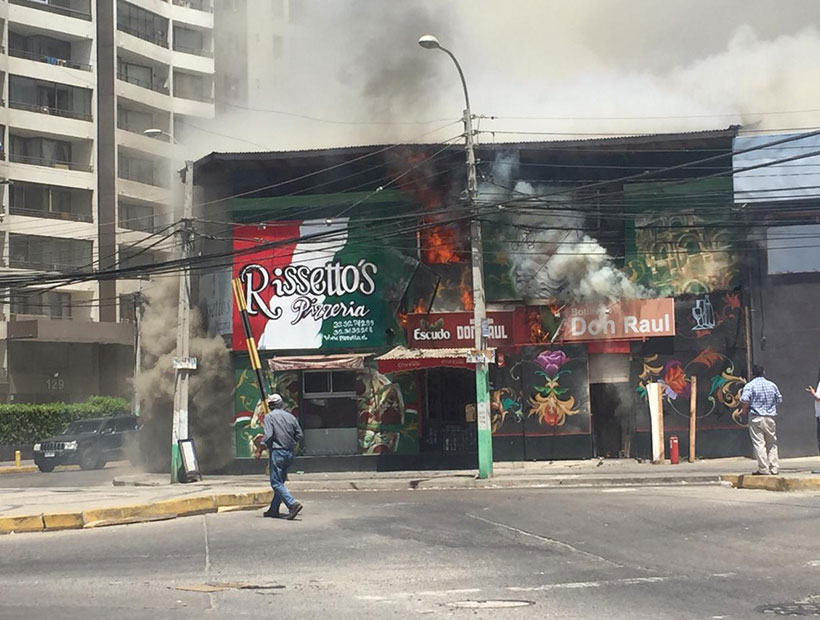 Incendio  afectó a cuatro locales comerciales en la rotonda Phillippi