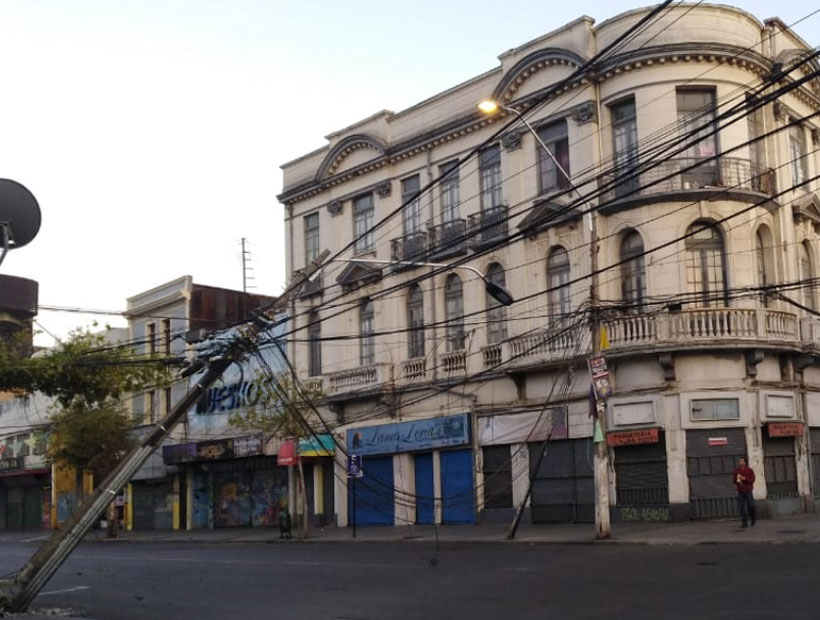 Camión se llevó los cables de electricidad y dejó un poste al borde de caer