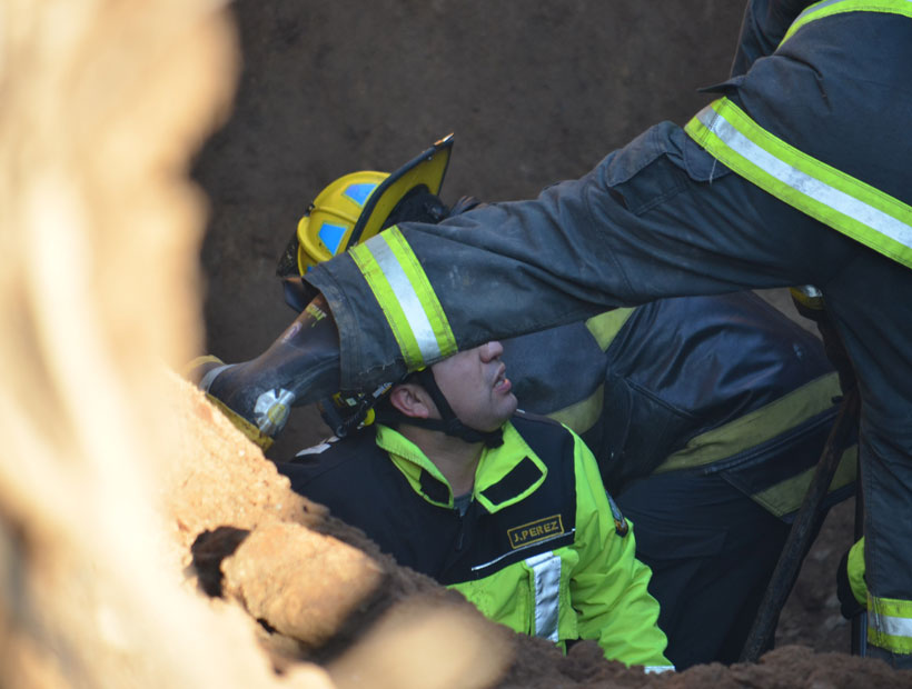 En Valparaíso una persona fue rescatada luego de caer 10 metros en una quebrada