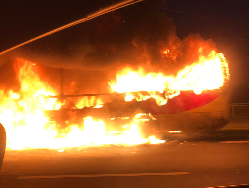 En Valparaíso incendio afectó a microbus en la avenida España