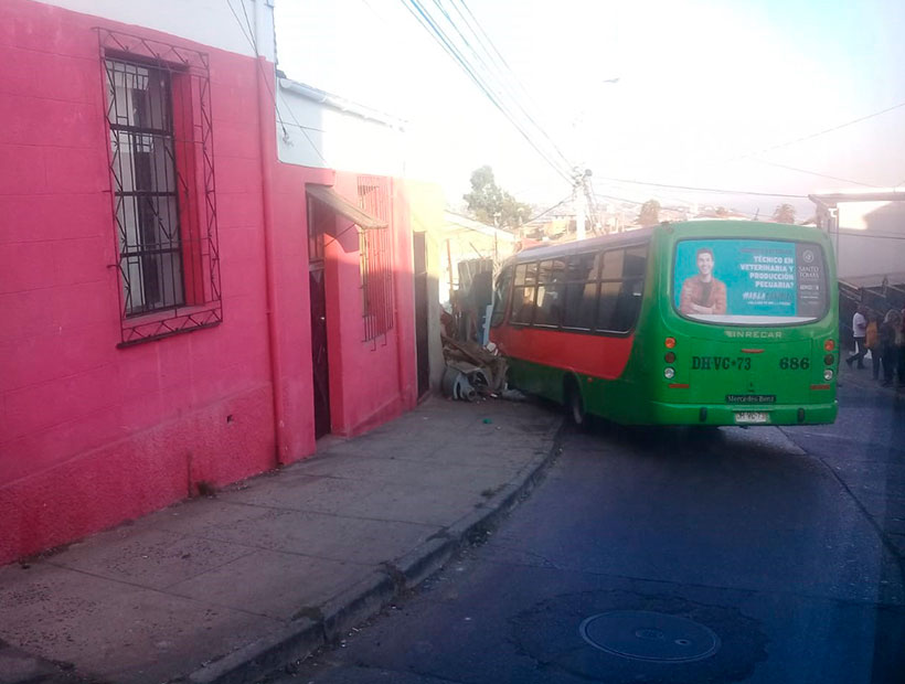 En Valparaíso micro se estrelló contra un taller mecánico en el cerro Barón