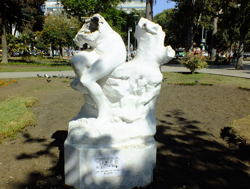 En Viña del Mar destruyen esculturas de Plaza José Francisco Vergara