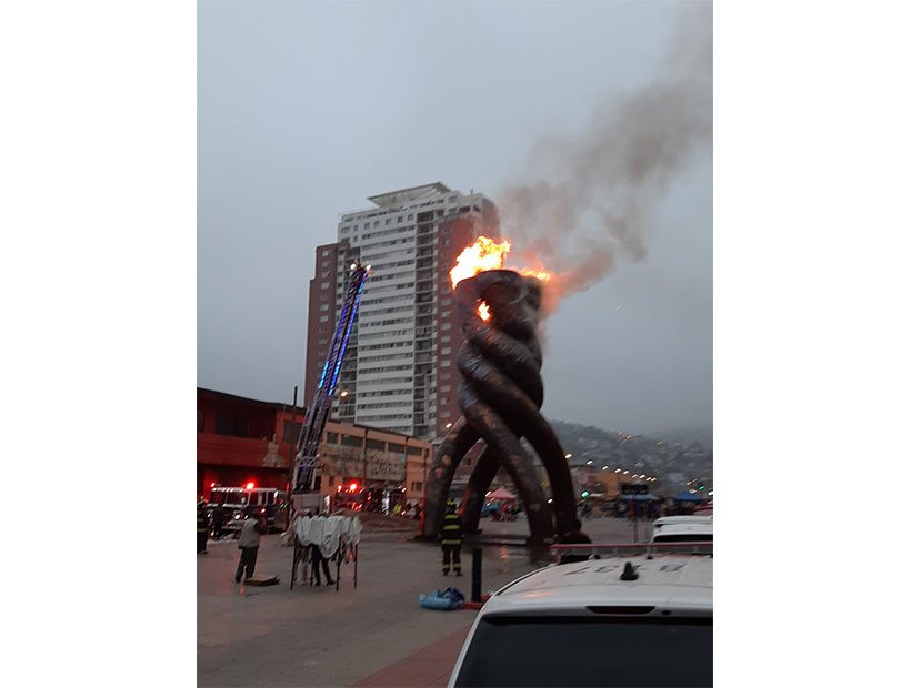 En Valparaíso desde la madrugada la escultura de cobre “Solidaridad” se incendia