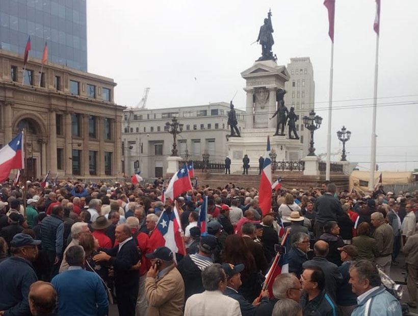 Acto en honor a los héroes de Iquique se rindió en Plaza Sotomayor