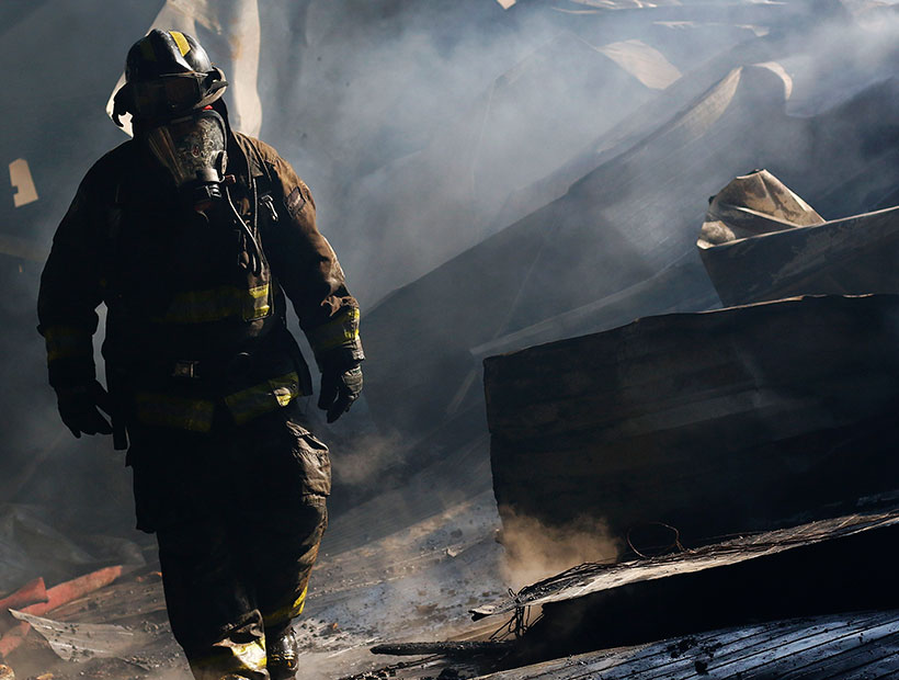 En Puchuncaví un incendio consume tres casas y un salón de pool