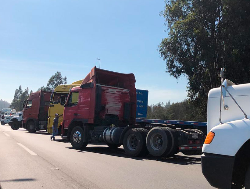 En Valparaíso camioneros bloquean el camino La Pólvora