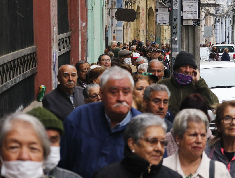 Se registran largas filas en los Cesfam del Gran Valparaíso por vacuna contra la influenza por segundo día consecutivo