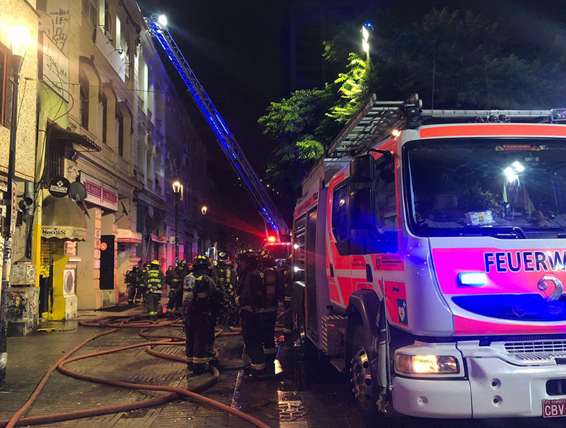 En Valparaíso incendio afectó un local comercial en la zona cero