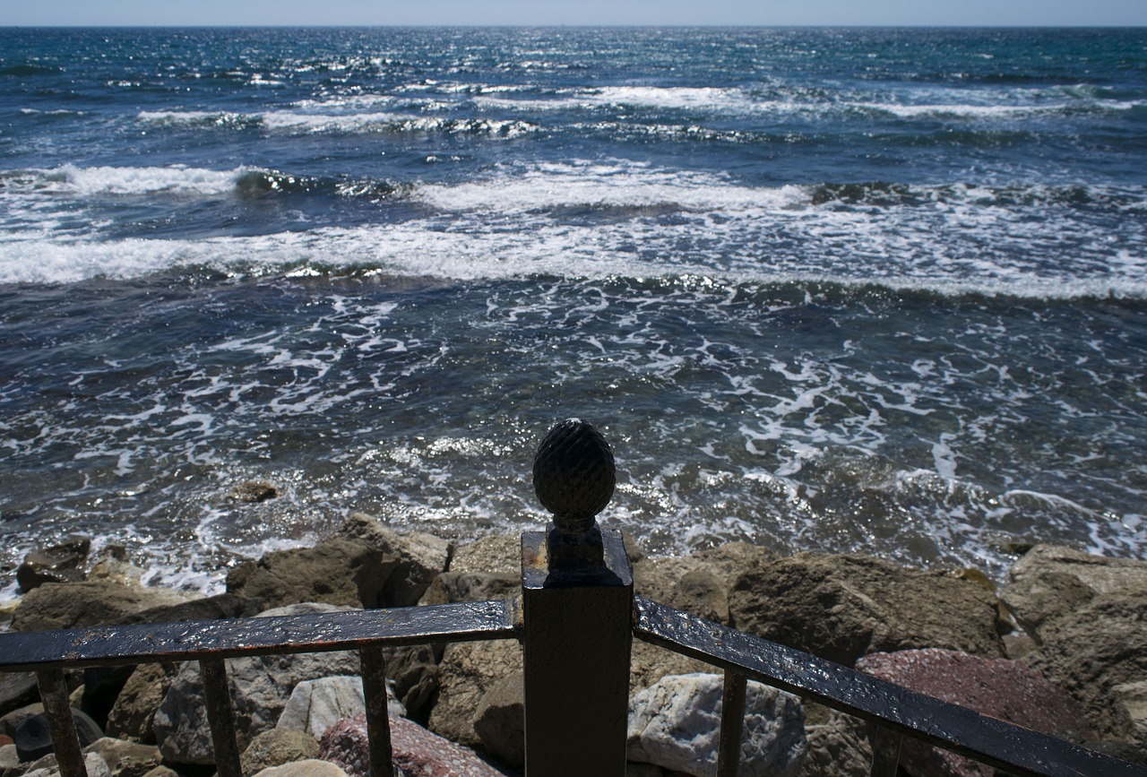 Instalan barandas de protección peatonal en el borde costero de Viña del Mar