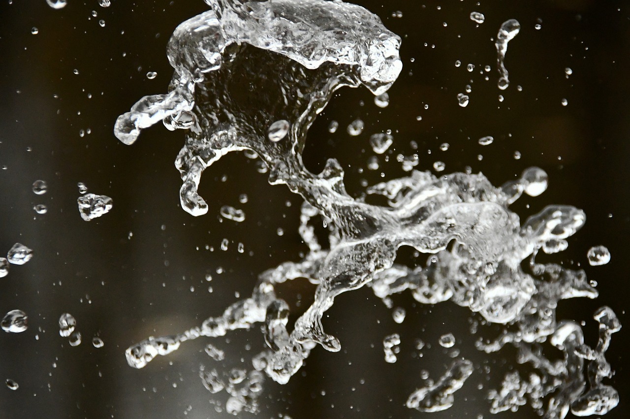 Rotura de matriz provoca inundación de calles en cerro Cordillera de Valparaíso: agua ingresó a casas