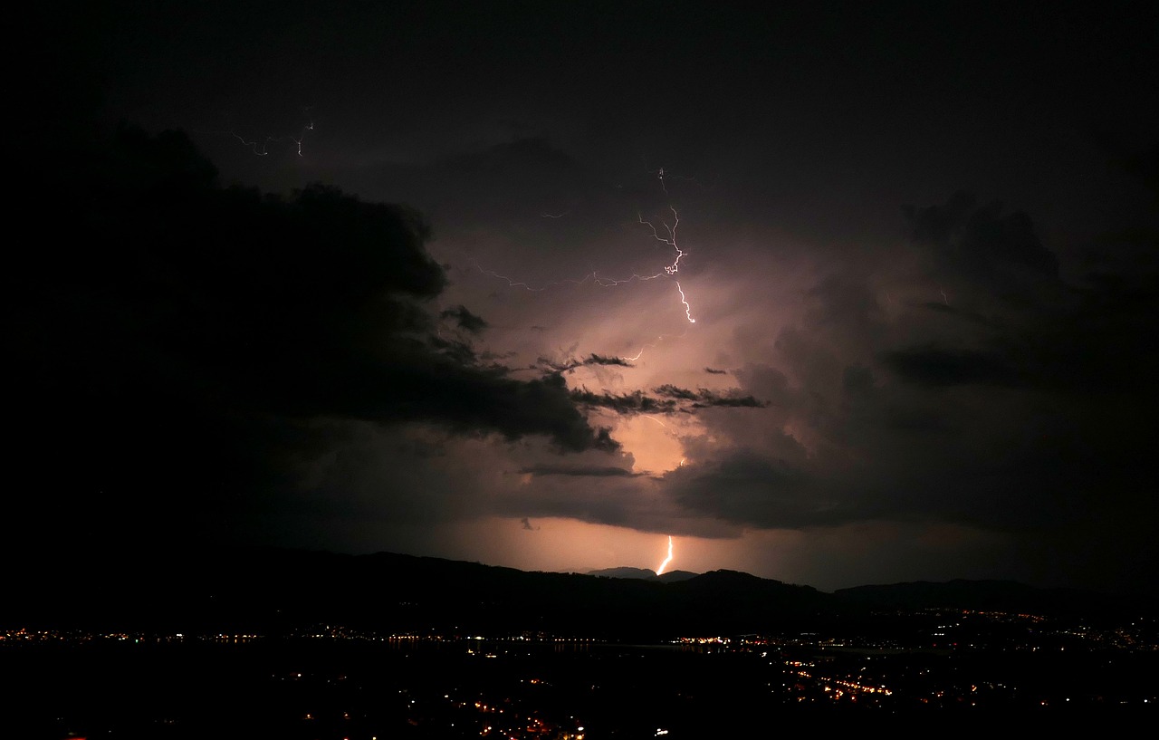 Emiten aviso por tormentas eléctricas y lluvias en 8 regiones del país: incluye a región Metropolitana