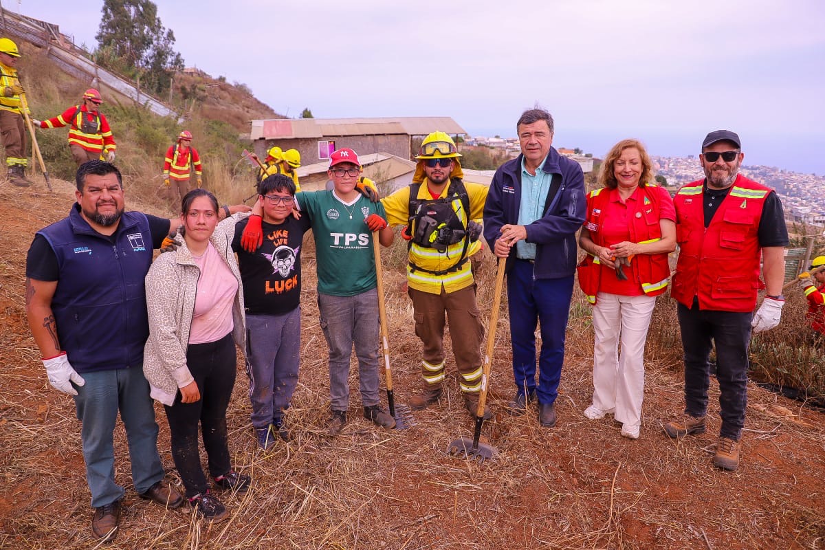 Ministerio de Agricultura y Conaf realizan campaña de limpieza bajo lema “La prevención comienza en tu casa”